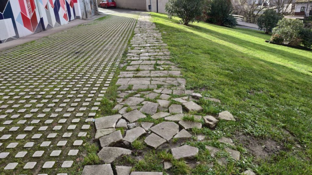 Sigue el camino de las baldosas rotas, los alrededores de La Molinera lucen impracticables 1 Losas rotas en el camino de la Molinera