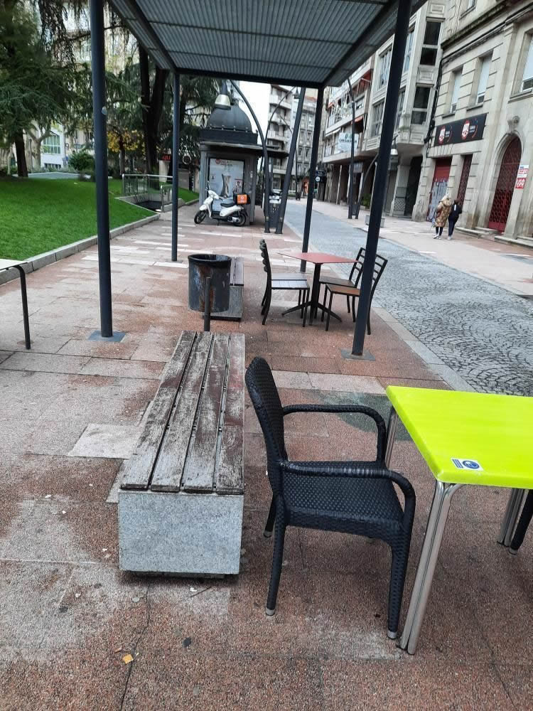 Mesas junto a banco