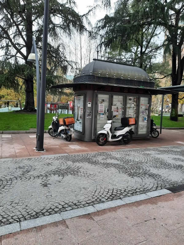 Motos rodeando kiosko