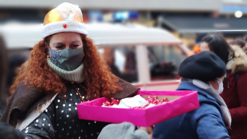 Los Reyes Magos se pasaron por A Valenzá 4 Paje real entregando regalos