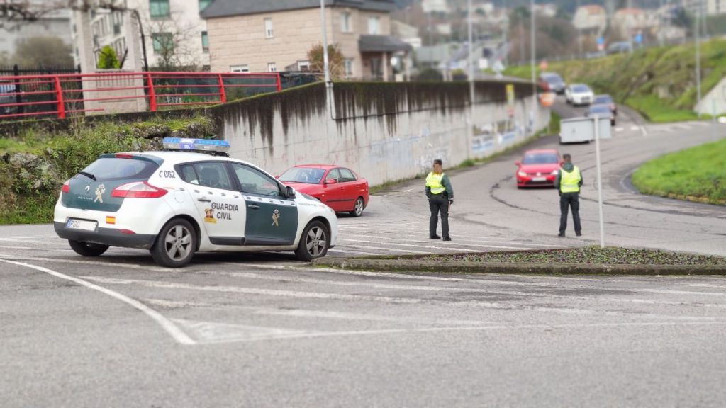 Patrulla de la Guardia Civil en la rotonda de Carrefour