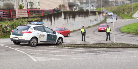 Patrulla de la Guardia Civil en la rotonda de Carrefour
