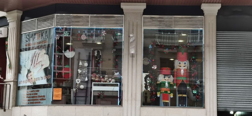 La peluquería Shauka adorna su escaparate con dos preciosos Cascanueces 1 Peluquería Shauka de Ourense escaparate