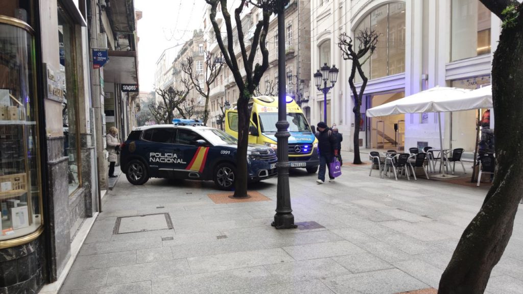 Policía Nacional y Ambulancia en O Paseo