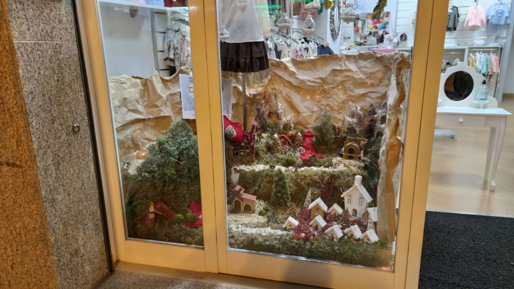 O Roupeiro da Uxía tiene un escaparate ganador 1 Primer premio de escaparates de Barbadás