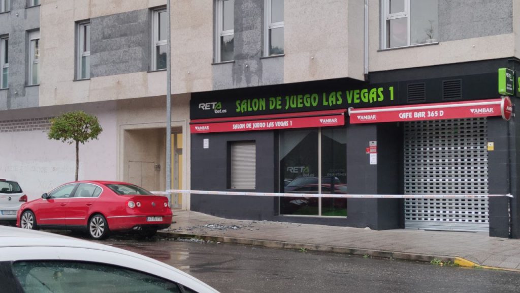 Se desprenden varias losas de la fachada de un edificio en A Valenzá 1 Acera cortada en A Valenzá