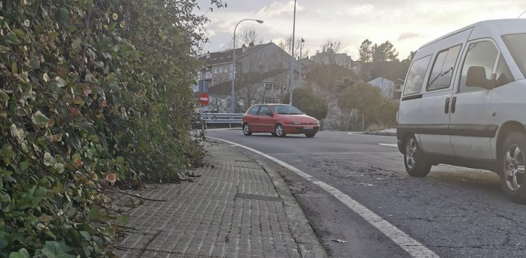 La rotonda de A Valenzá en dirección a Ourense cerrada a partir del martes 1 Acera rotonda A Valenzá