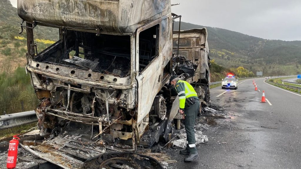 Cortado un carril de la A-52 en Verín tras arder un camión 1 Camión accidentado en la A-52