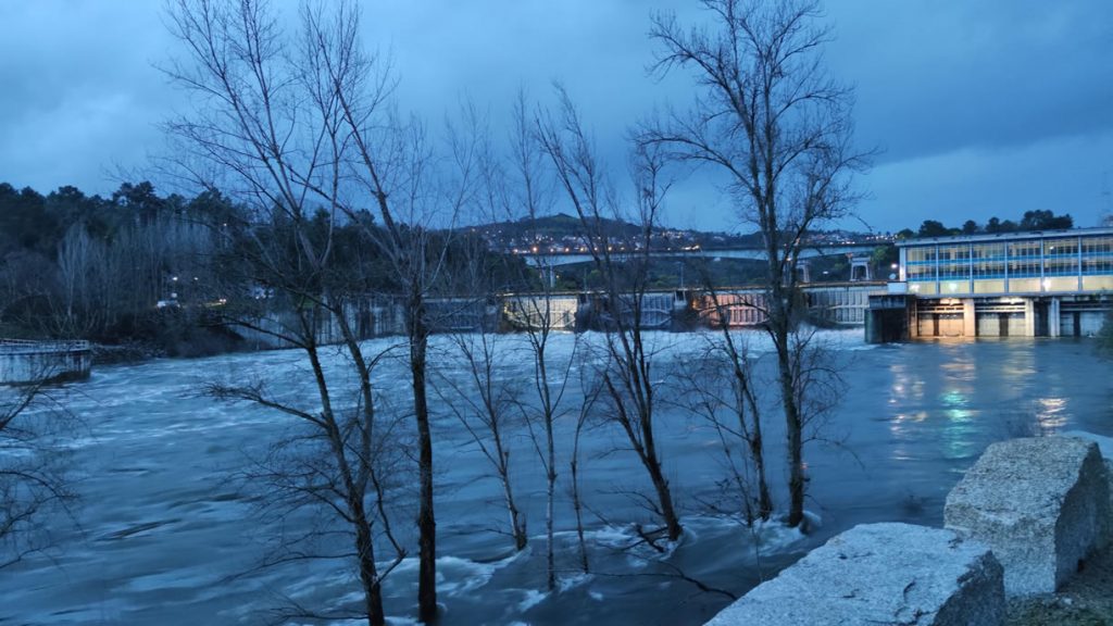 El río Miño inunda las piscinas de Oira. Fotos y vídeo 6 Central de Velle con un alto nivel de agua
