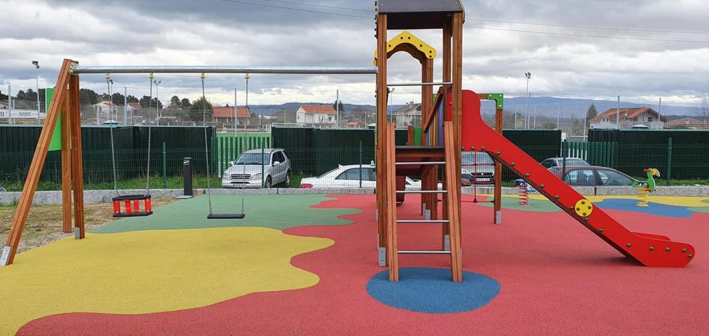 Columpios en Parque Infantil de Vilar de Astrés