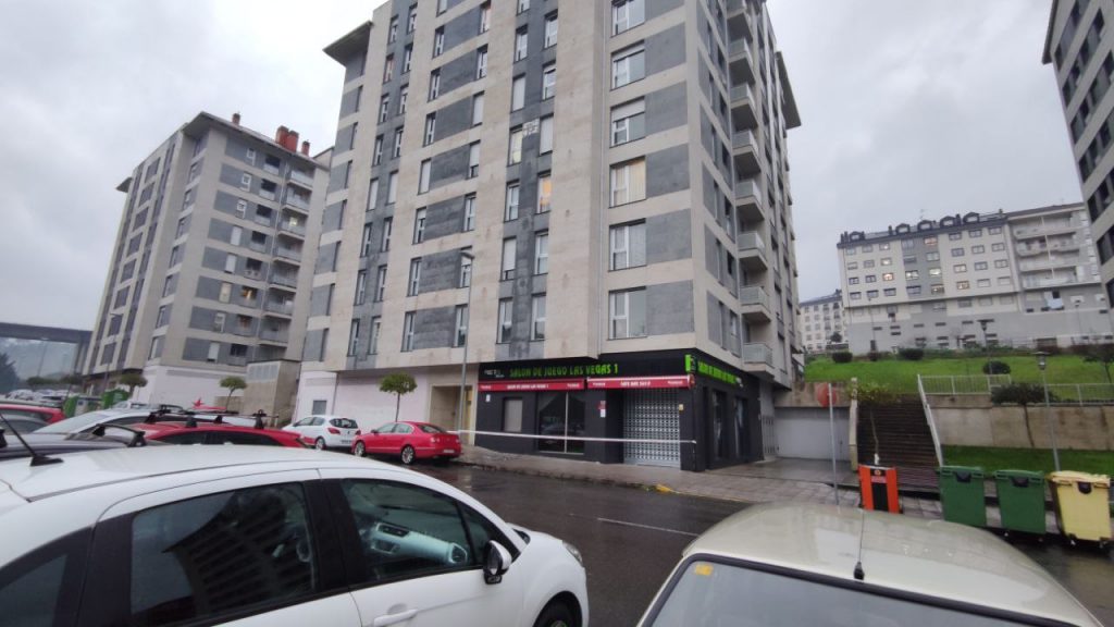 Se desprenden varias losas de la fachada de un edificio en A Valenzá 4 Edificio donde se han desprendido las losas