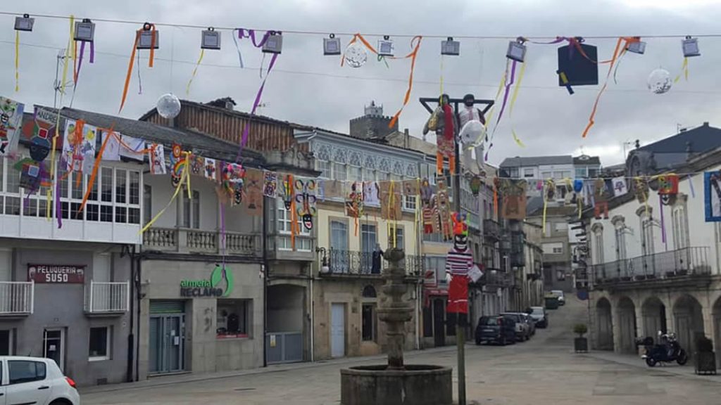 El "Domingo Gordo" se celebra en Viana do Bolo con proyección de imágenes en su castillo 2 Entroido de Viana Do Bolo