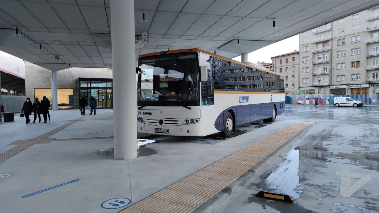 Autobús de Monbus en la estación de Ourense