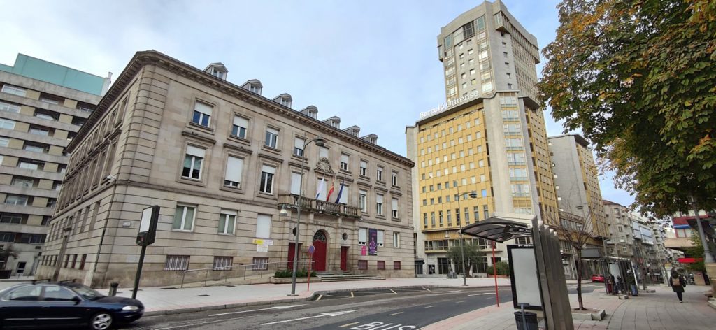 Gobierno Civil con Hotel Barceló en la Torre y Parque de San Lázaro