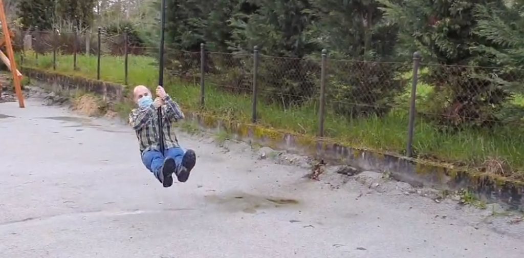 Jácome en parque infantil de Vilar de Astrés