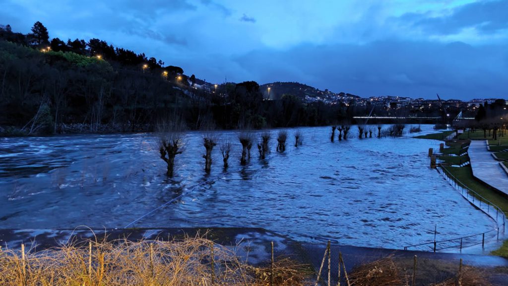 El río Miño inunda las piscinas de Oira. Fotos y vídeo 2 Piscinas de Oira bajo el agua