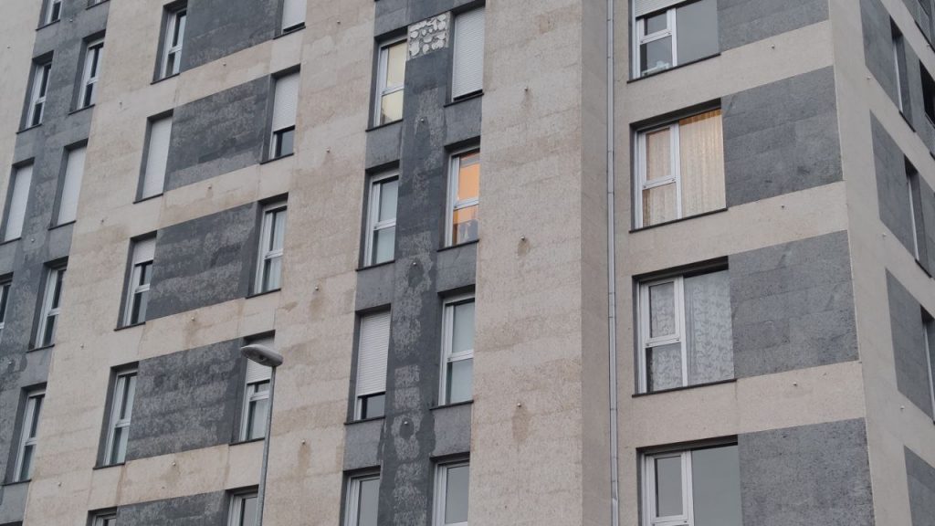 Se desprenden varias losas de la fachada de un edificio en A Valenzá 3 Pared del edificio donde se aprecia la zona desprendida