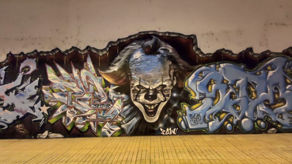 Pennywise, el payaso bailarín de la película It está en Ourense 2 Graffiti de Pennywise el payaso bailarín