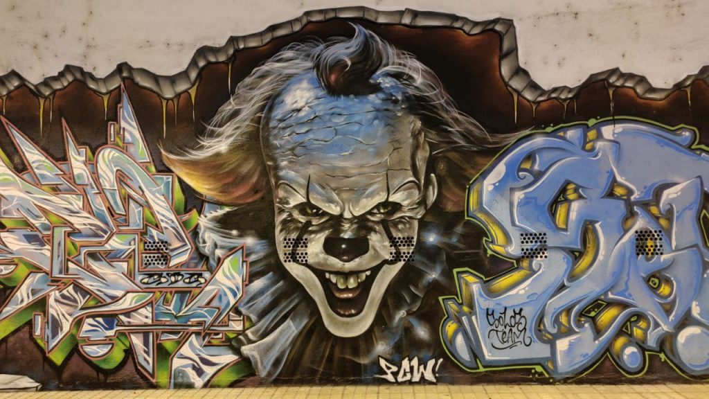 Pennywise, el payaso bailarín de la película It está en Ourense 1 Graffiti. Pennywise el payaso bailarín de la película It