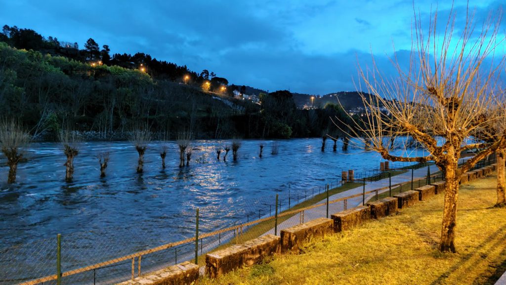 El río Miño inunda las piscinas de Oira. Fotos y vídeo 5 Piscinas de Oira inundadas