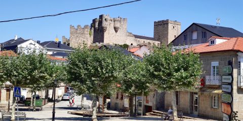 Plaza de Castro Caldelas y Castillo