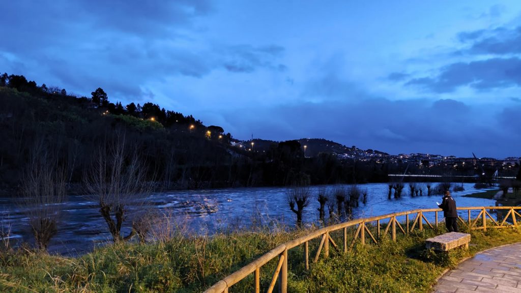 El río Miño inunda las piscinas de Oira. Fotos y vídeo 4 Río Miño con un alto caudal de agua