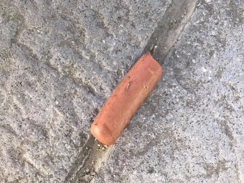 Encontrada comida para perros con alfileres en la zona del Puente del Milenio 1 Salchicha con alfileres