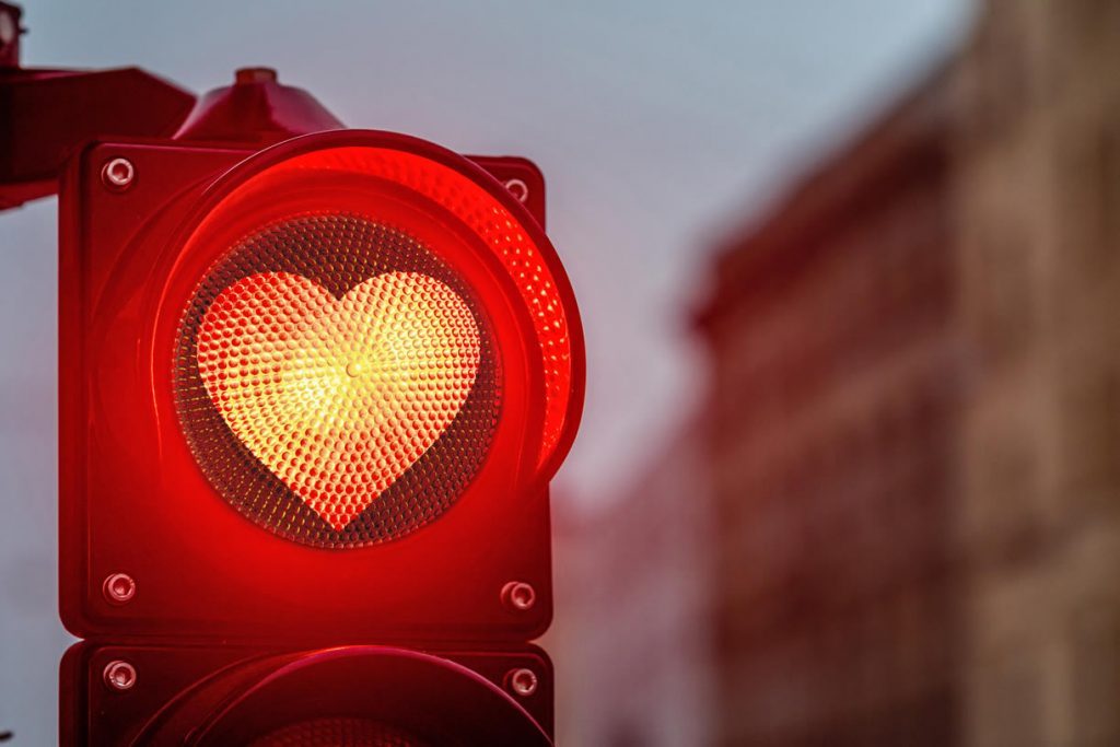 Semáforo con un corazón rojo de amor