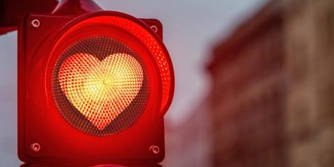 Semáforo con un corazón rojo de amor