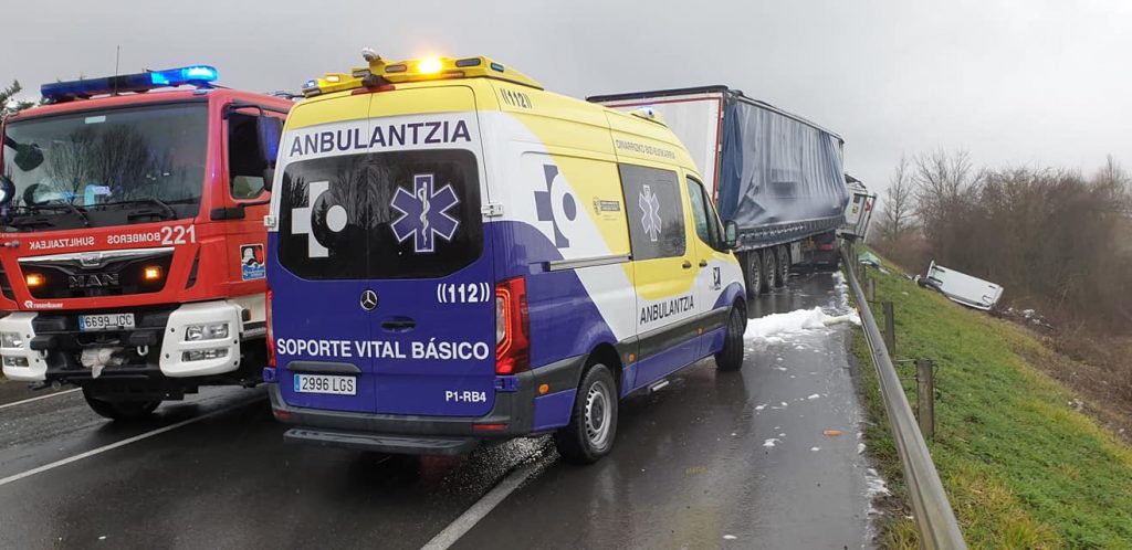 Un ourensano fallece en Álava al chocar con su camión 3 Servicios de Urgencia en accidente en Euskadi