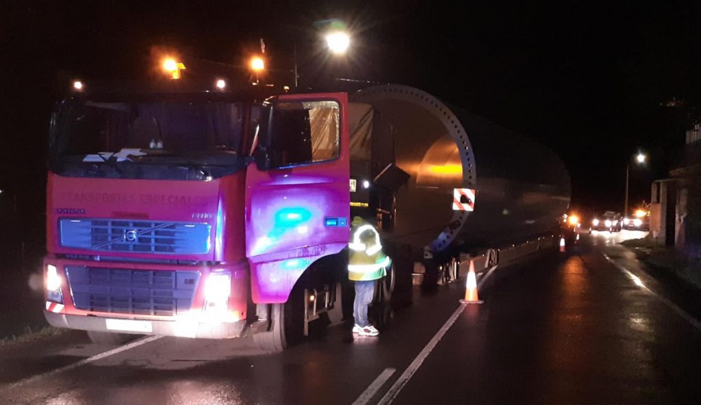 Un camión de transporte especial provoca retenciones en la N-541 al caerse su carga 1 Transporte Especial accidentado en la N541 en Punxín