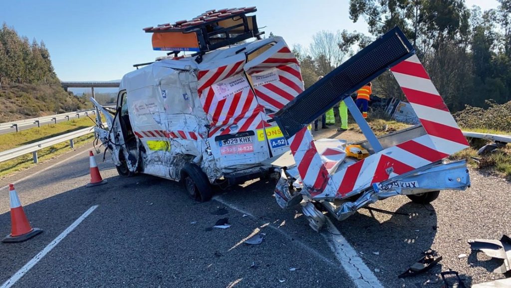 Vuelca un camión al chocar contra un vehículo de mantenimiento en la A-52 1 Accidente a-52