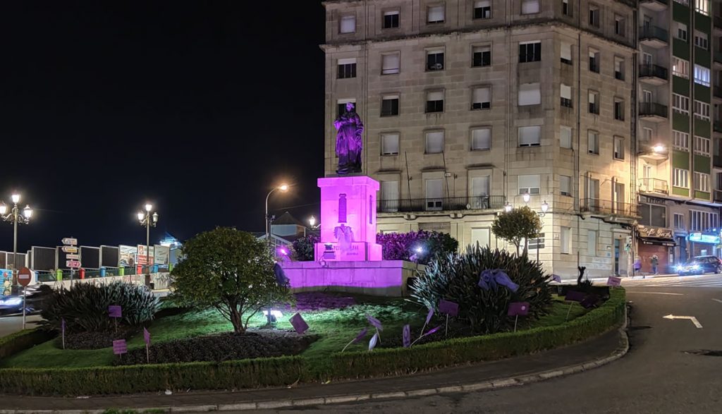 La estatua de Concepción Arenal tendrá todo el año iluminación morada 1 Estatua de Concepción Arenal