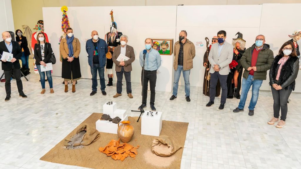 Inaugurada la exposición de trajes del carnaval ourensano "Os nosos entroidos" 1 Exposición entroido de Galicia