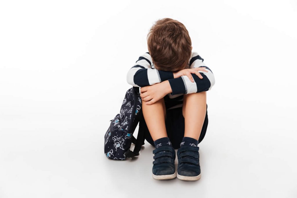 Fobia Escolar, María Q.S de Gabinete Tear nos explica qué es y cómo afrontarla 2 Niño con miedo por ir al colegio