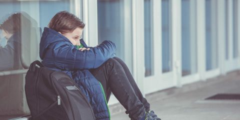 Niño mochila colegio
