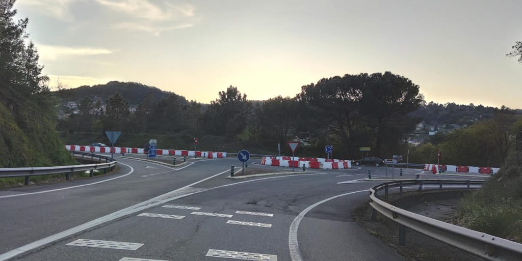 Una rotonda sustituirá el entramado de cruces de la carretera de Celanova en su acceso a la A-52 1 Rotonda en obras