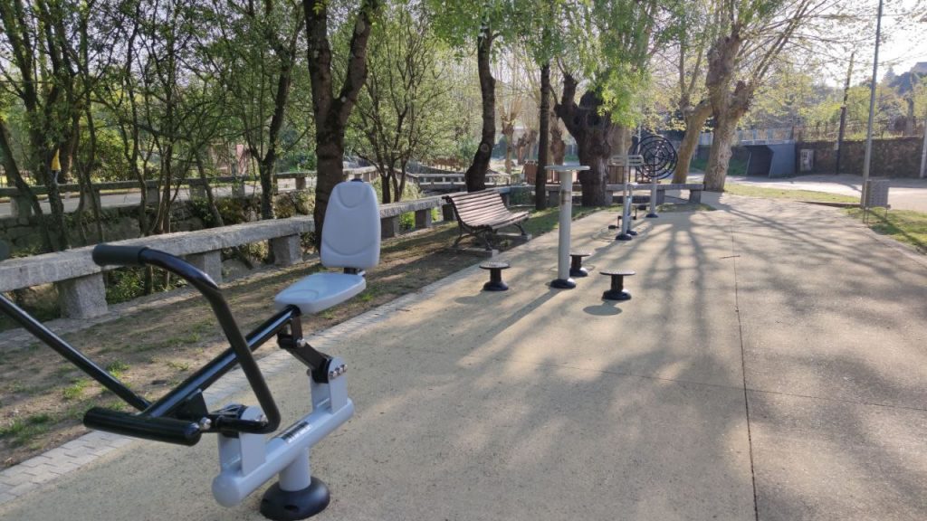 Zona deportiva de Os Ponxos en el paseo del río