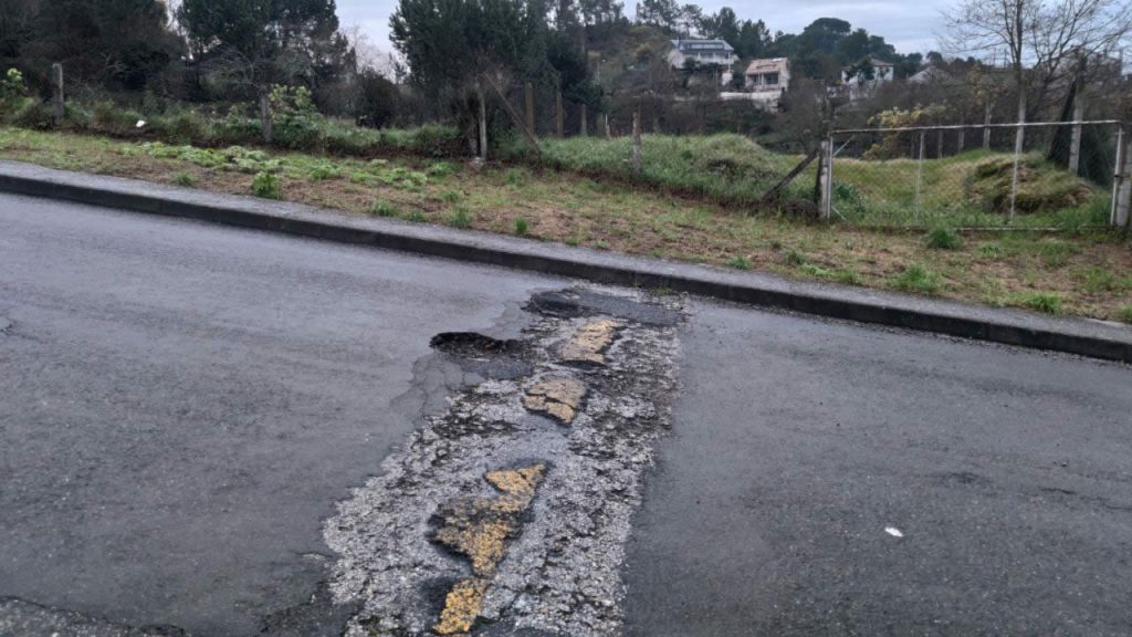 Aceras en mal estado en la Finca Fierro 2 Baches en Finca Fierro