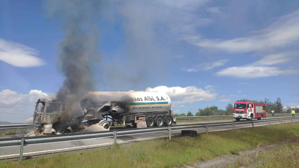 Camión ardiendo en A-52