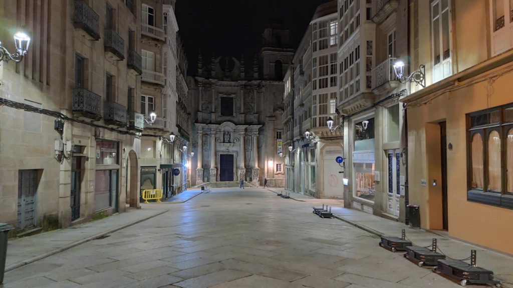 Santa Eufemia y centro de Ourense de noche. Iglesia.