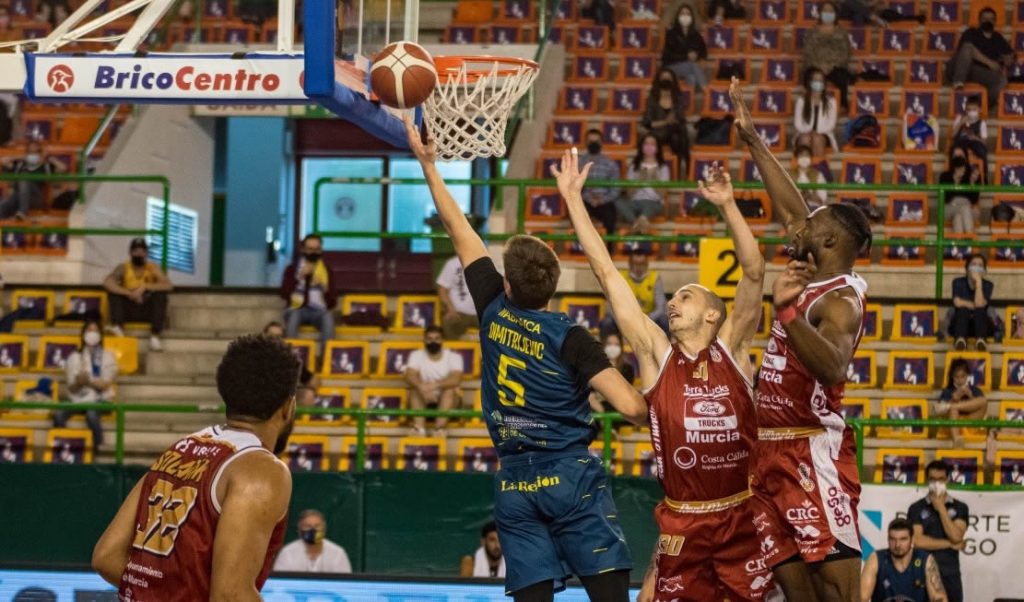 Kapelan condena al COB al descenso 1 Club Ourense Baloncesto