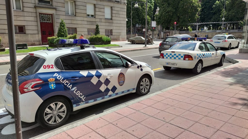 Coches de la Policía Local en el Parque de San Lázaro