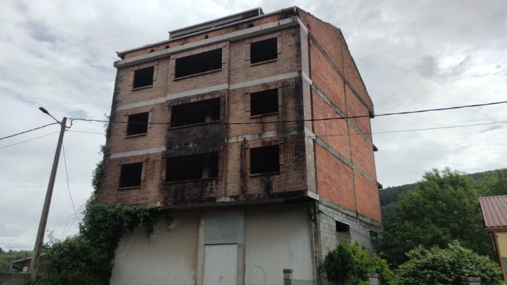 Feísmo a la entrada de Ribadavia 1 Feismo en Ribadavia edificio sin acabar
