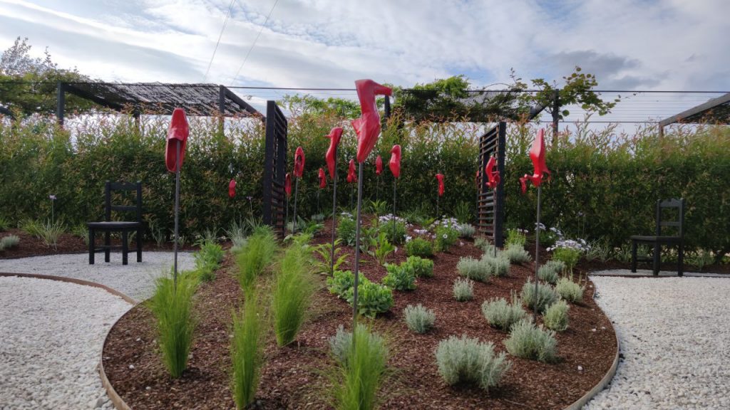 Jardín con zapatos rojos