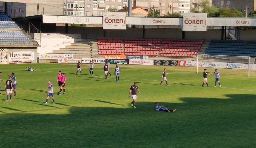El Ourense CF vence al Estudiantil y seguirá en Tercera (3-2) 1 Partido del Ourense CF en O Couto
