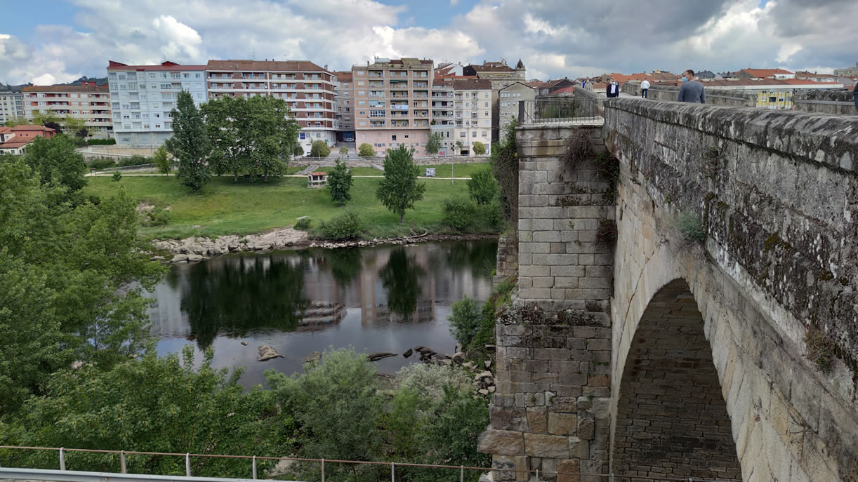 Puente Romano con Río MIño y barrio de A Ponte