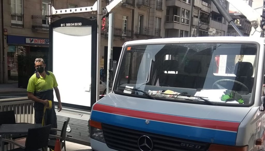 Retirada de Mupi en Ourense