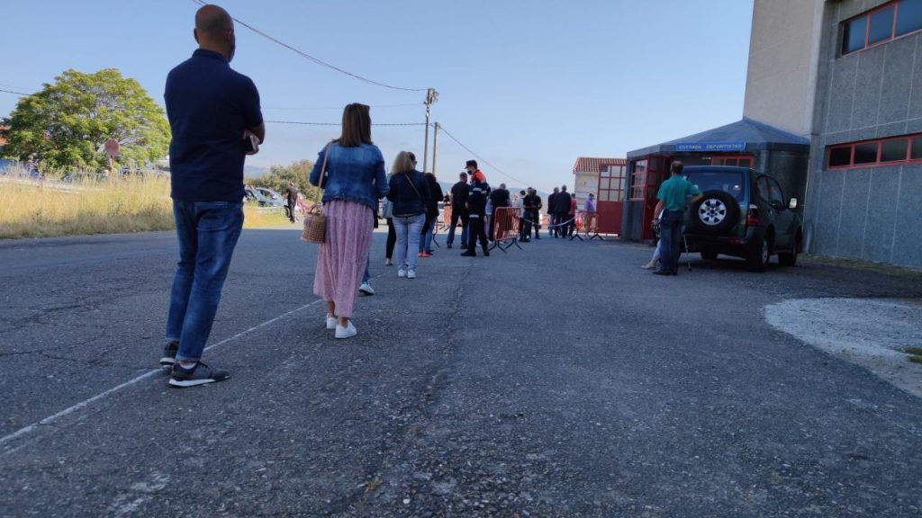 Colas para vacuna en el Paco Paz