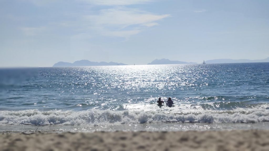 Playa se Samil en Vigo con Islas Cies al fondo en un atardecer